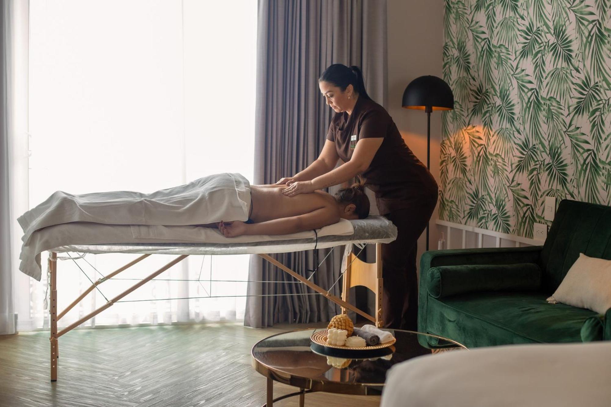 Faranda Collection Barranquilla, A Member Of Radisson Individuals Otel Barranquilla  Dış mekan fotoğraf A massage therapist at work