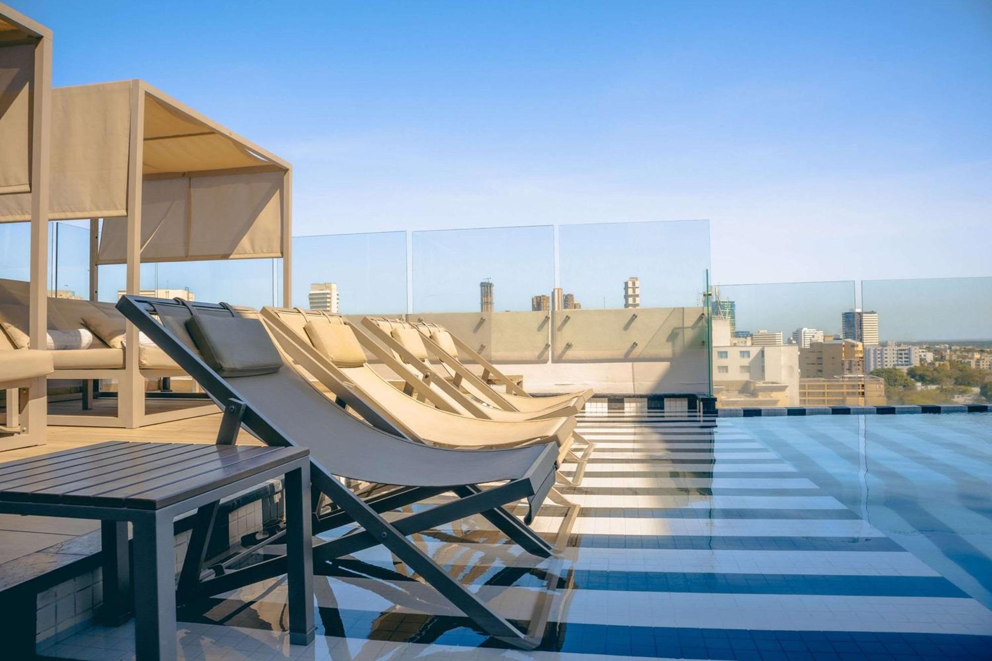 Faranda Collection Barranquilla, A Member Of Radisson Individuals Otel Barranquilla  Dış mekan fotoğraf Rooftop pool at the hotel